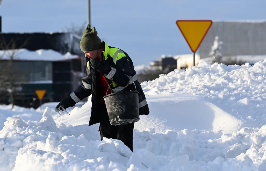 Zasypane śniegiem po intensywnych nocnych opadach ulice Słupska. Fot. PAP/Piotr Kowala