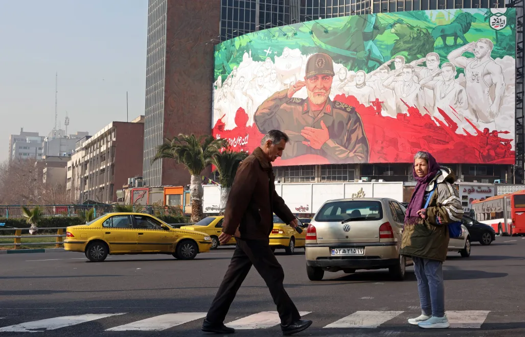 Баннер с изображением командующего спецподразделением "Аль-Кудс" Касема Сулеймани в Тегеране. Убитый американцами в 2020 г. в Багдаде иранский военный деятель считается в исламской республике мучеником. Fot. PAP/EPA/ABEDIN TAHERKENAREH