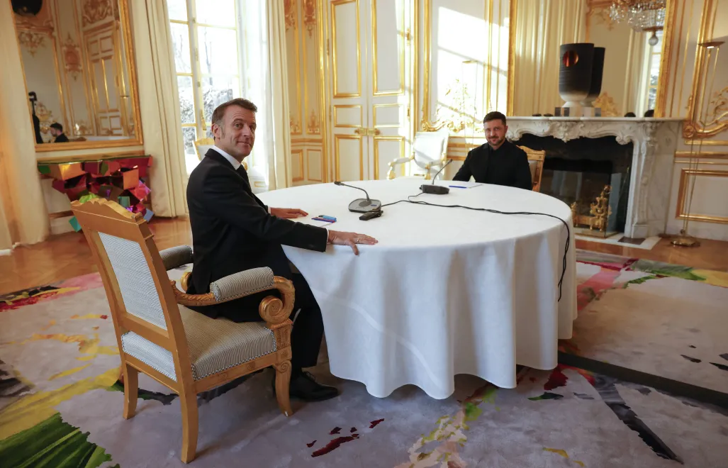 Президент Франции Эммануэль Макрон (слева) встречается с президентом Украины Владимиром Зеленским (справа) в Елисейском дворце в рамках встречи Коалиции желающих в Париже, Франция, 6 января 2026 года. PAP/EPA/YOAN VALAT / POOL