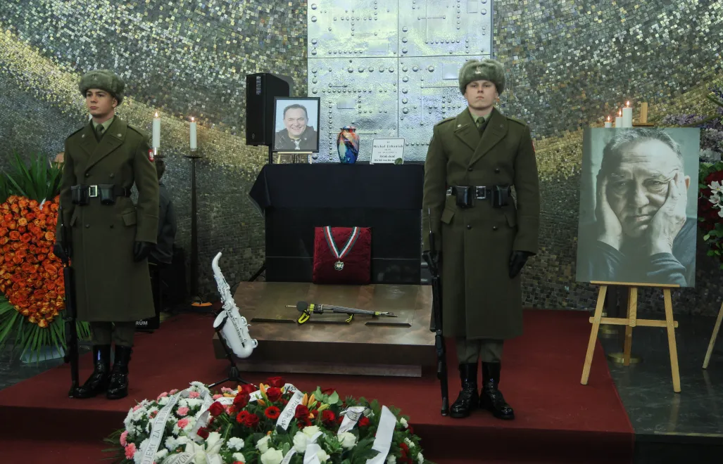 Rodzina, przyjaciele i fani pożegnali w środę na warszawskim Cmentarzu Powązkowskim Michała Urbaniaka. Fot. PAP/	Rafał Guz