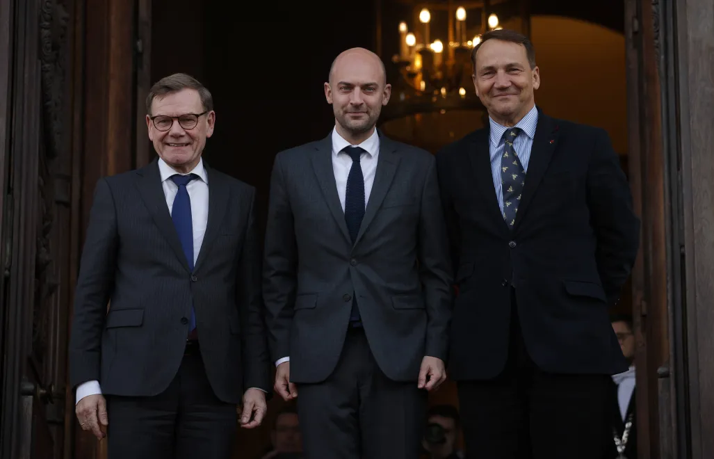 French Foreign Affairs Minister Jean-Noel Barrot (C) greets German Foreign Minister Johann Wadephul (L) and Polish Minister of Foreign Affairs Radoslaw Sikorski (R) upon their arrival at Quai d’Orsay as part as the Weimar Triangle and Indian foreign ministers meeting in Paris, France, 07 January 2026. Photo: EPA/YOAN VALAT / POOL