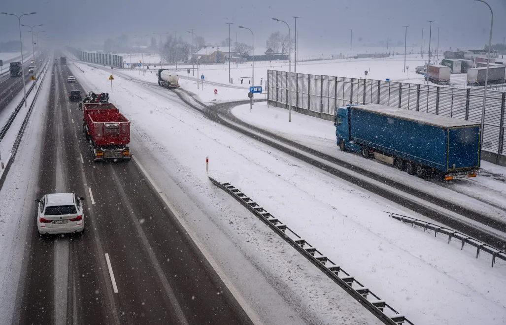 Ruch samochodowy na drodze ekspresowej S17 Lublin-Piaski Fot. PAP/Wojtek Jargiło