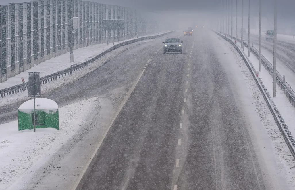 Opady śniegu na drodze ekspresowej S17 Lublin-Piaski. Zdj. ilustracyjne. Fot. PAP/Wojtek Jargiło