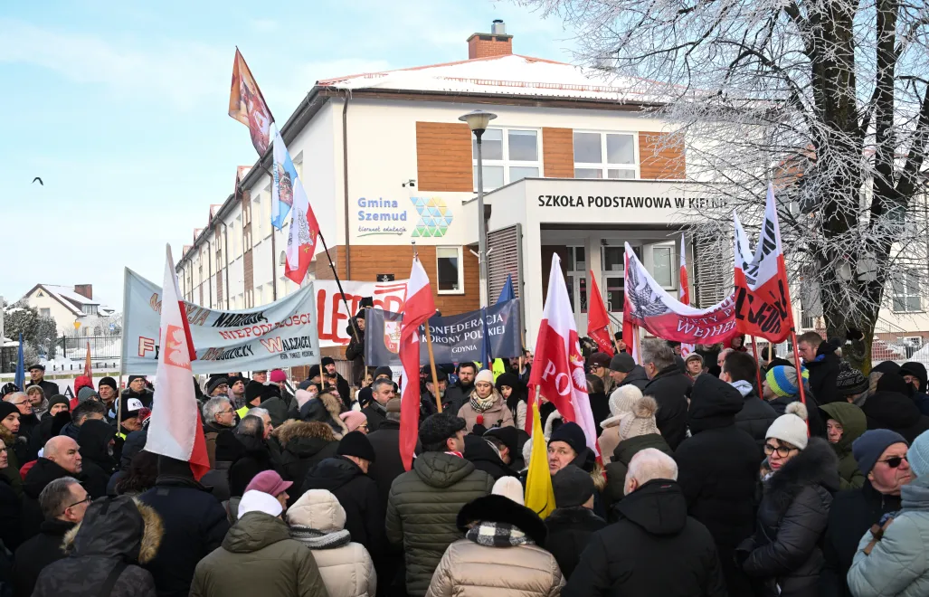  Protest przed Szkołą Podstawową w Kielnie. Fot. PAP/	Andrzej Jackowski