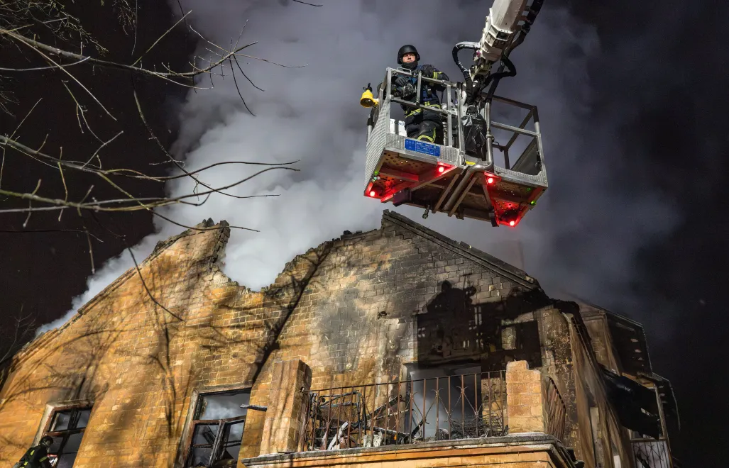 Zniszczenia w miejscu rosyjskiego ataku na Kijów. Fot. PAP/Vladyslav Musiienko
