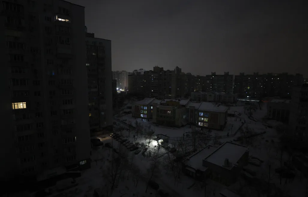 Киев. Перебои в подаче электроэнергии после россйских атак. Fot. PAP/EPA/SERGEY DOLZHENKO