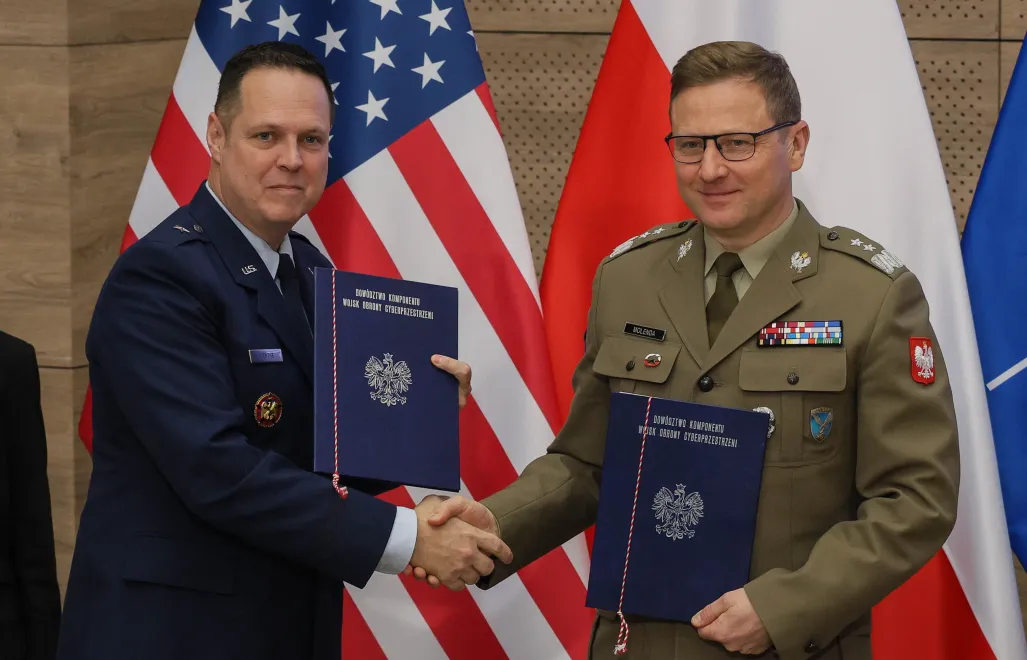 Dowódca Komponentu Wojsk Obrony Cyberprzestrzeni gen. dyw. Karol Molenda (P) oraz zastępca dyrektora J3, USEUCOM gen. bryg. Mathew Wenthe (L) podczas podpisania Listu Intencyjnego pomiędzy Dowództwem Komponentu Wojsk Obrony Cyberprzestrzeni (DKWOC) i Dowództwem Stanów Zjednoczonych w Europie (USEUCOM). Fot. PAP/Paweł Supernak