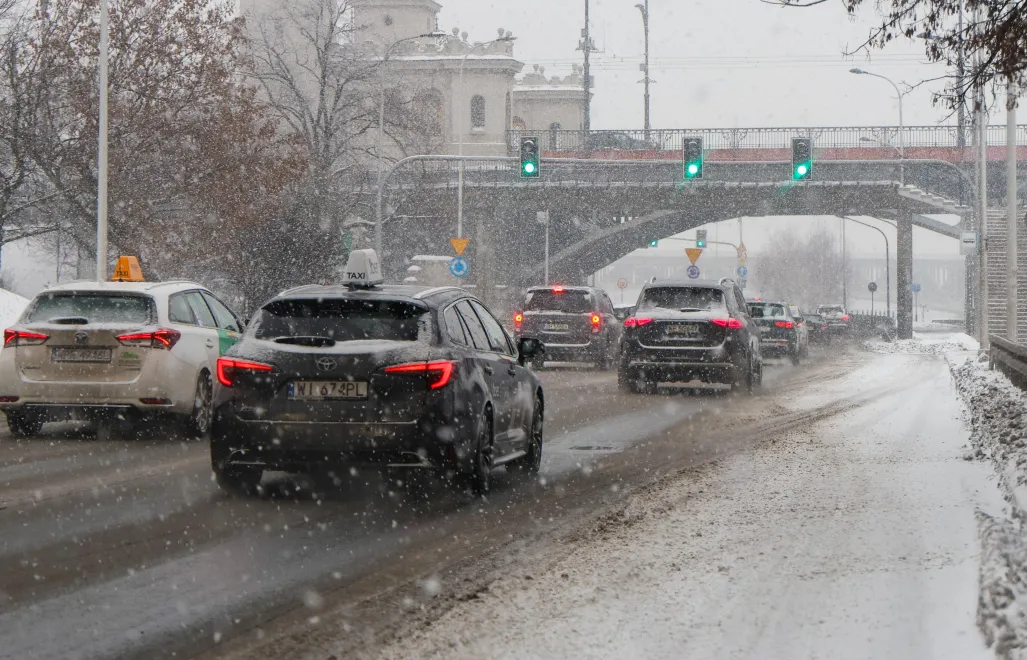 Trudne warunki drogowe w Warszawie. Fot. PAP/Paweł Supernak