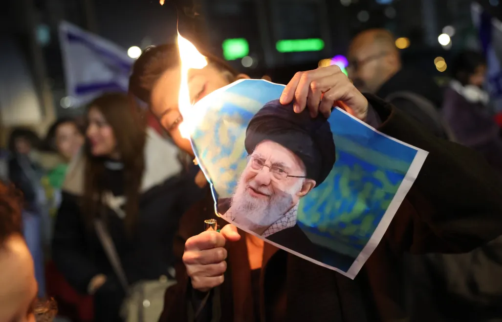 Жінка спалює портрет верховного лідера Ірану аятоли Алі Хаменеї. Антиіранські протести в місті Голон в Ізраїлі. Фотоілюстрація. Fot. PAP/EPA/ABIR SULTAN