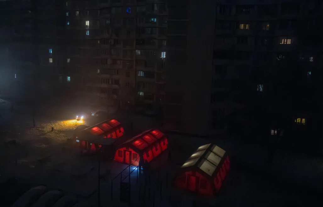 Awaryjne przerwy w dostawie prądu oraz ogrzewania, nawet przez kilkanaście godzin dziennie, spowodowane jest falą zmasowanych ataków rakietowych wymierzonych w ukraińską infrastrukturę energetyczną. Fot. PAP/Vladyslav Musiienko