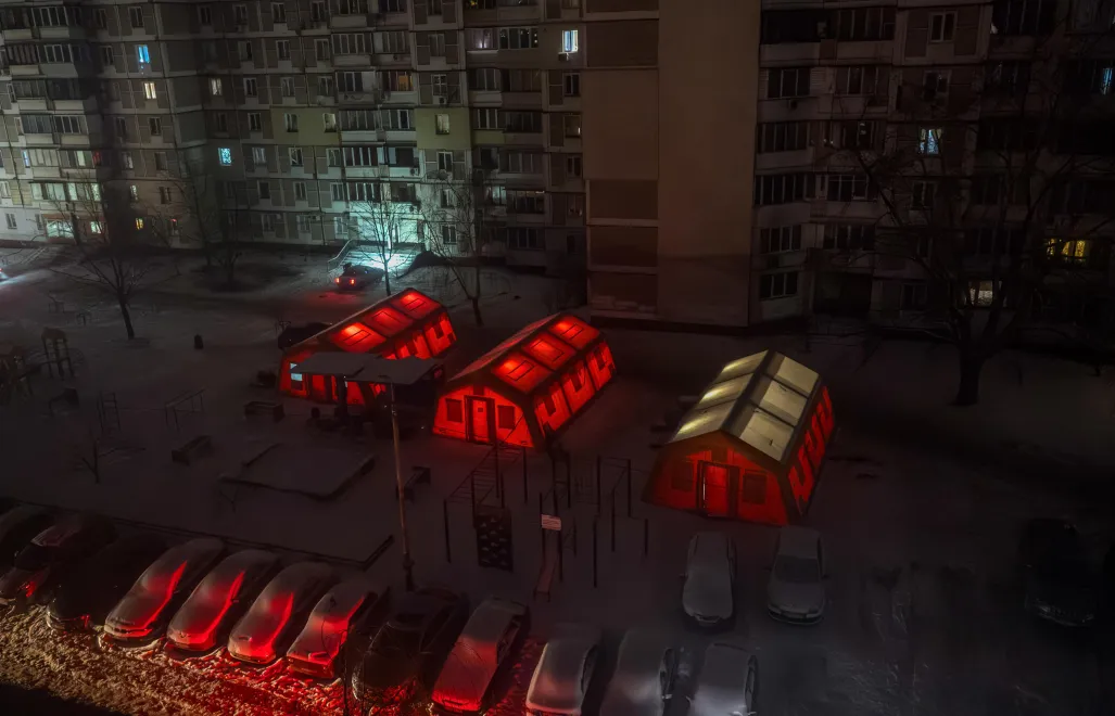 Namioty, w których mieszkańcy Kijowa mogą ogrzać się oraz doładować urządzenia elektroniczne. Fot. PAP/Vladyslav Musiienko