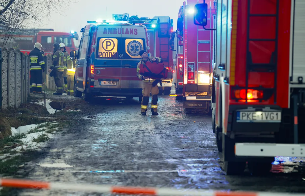 Akcja gaszenia pożaru domu jednorodzinnego w Myjomicach k. Kępna. Fot. PAP/Tomasz Wojtasik