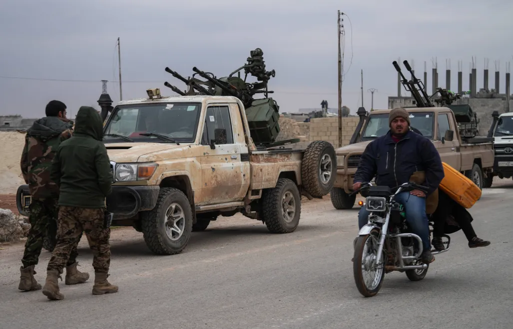 Konwoje armii syryjskiej wjeżdżają do rejonu Deir Hafer na wschodzie Aleppo. Fot.  EPA/AHMAD FALLAHA