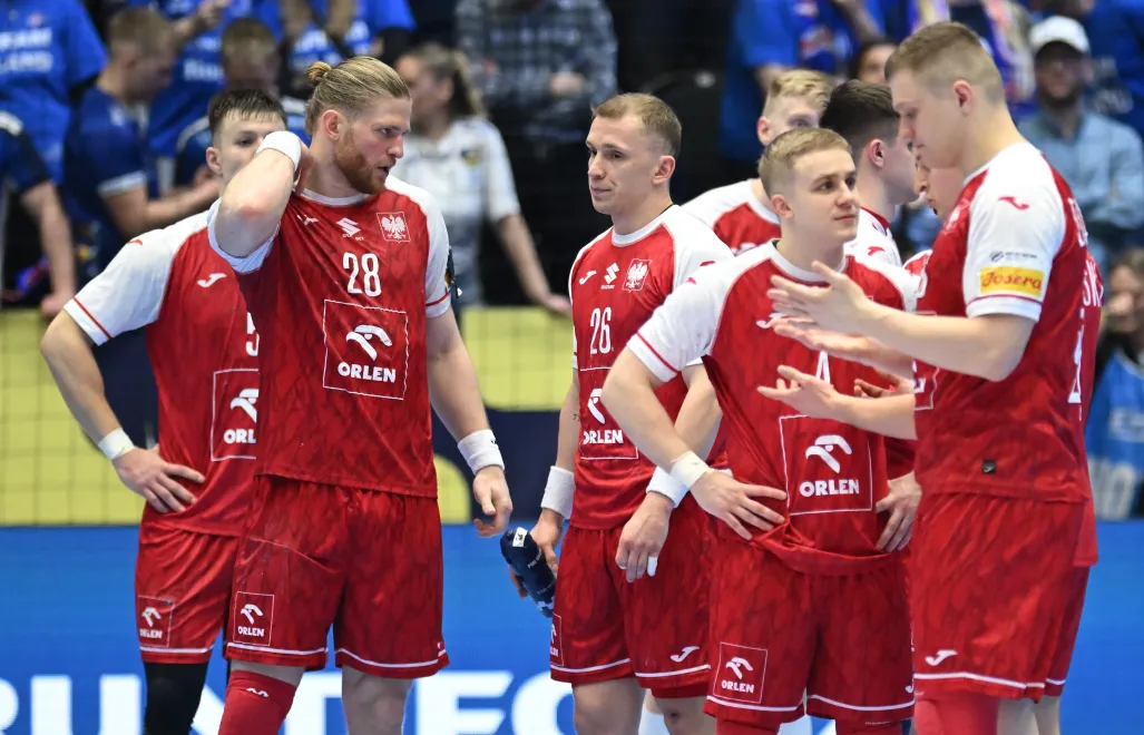 Polacy po przegranym meczu Fot. PAP/Adam Warżawa