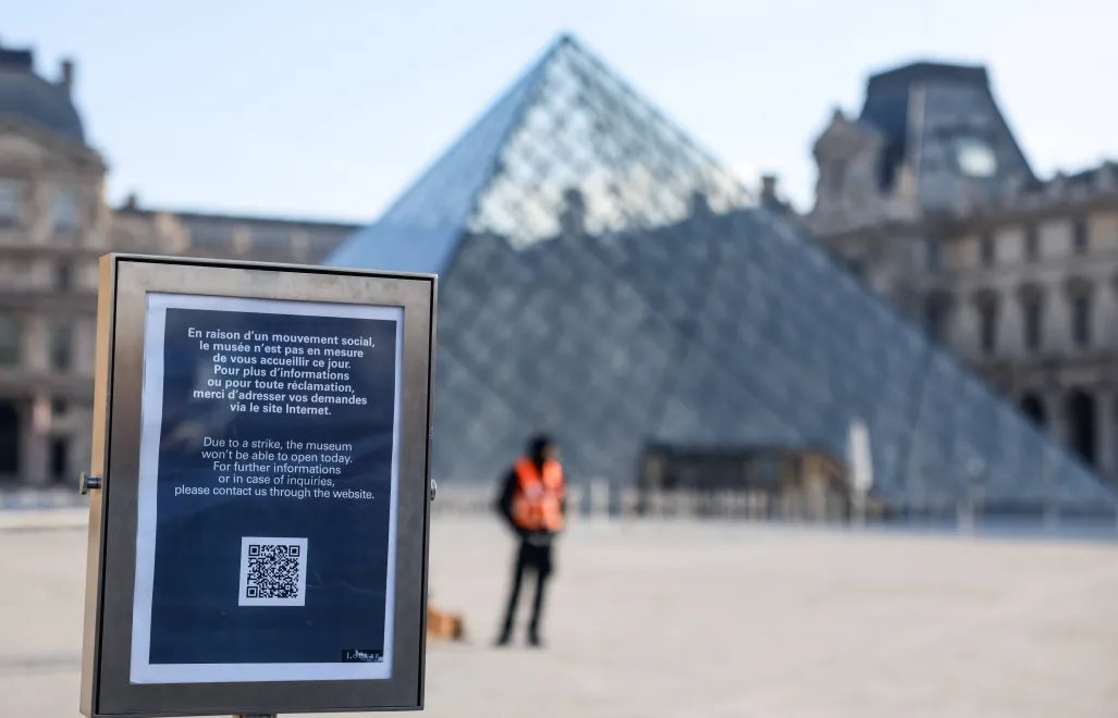 Zamknięte muzeum Luwru, fot. PAP/EPA/Mohammed Badra