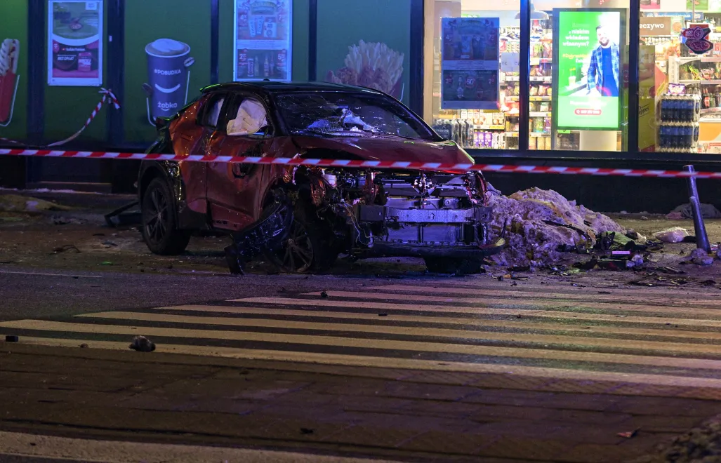 Wypadek na skrzyżowaniu ulic Grochowskiej i Zamienieckiej w Warszawie, fot. PAP/Marcin Obara