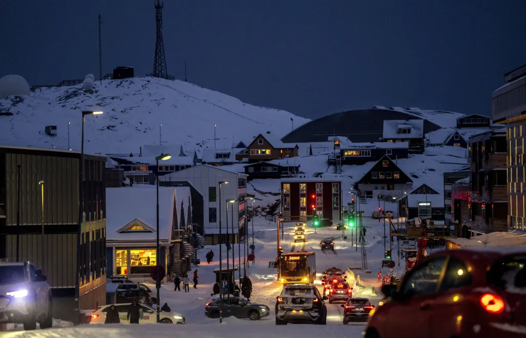 Ulice Nuuk, stolicy Grenlandii, fot. PAP/EPA/RITZAU SCANPIX/Mads Claus Rasmussen