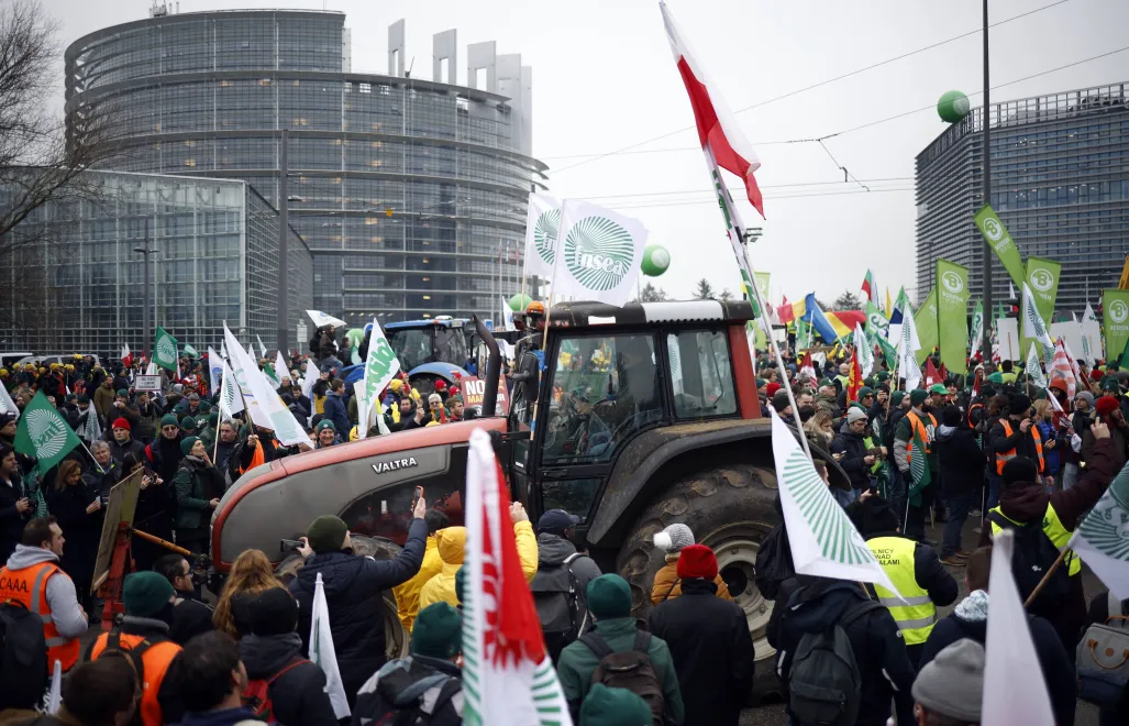 Protest rolników w Strasburgu. Fot. PAP/EPA/YOAN VALAT