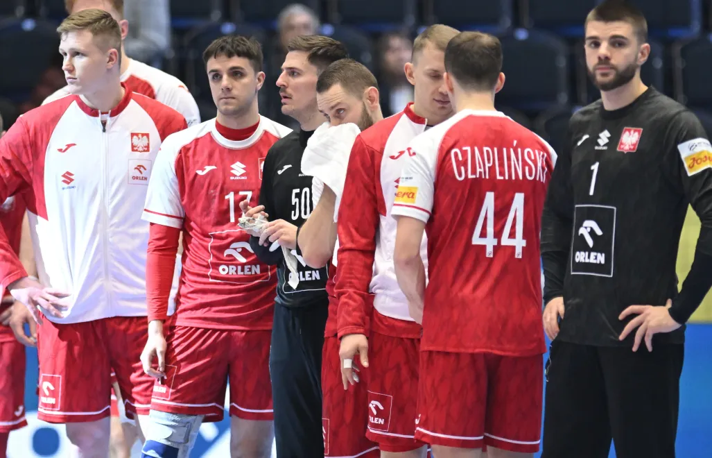 Polacy po kolejnym przegranym meczu grupy F mistrzostw Europy piłkarzy ręcznych z Włochami. Fot. PAP/Adam Warżawa