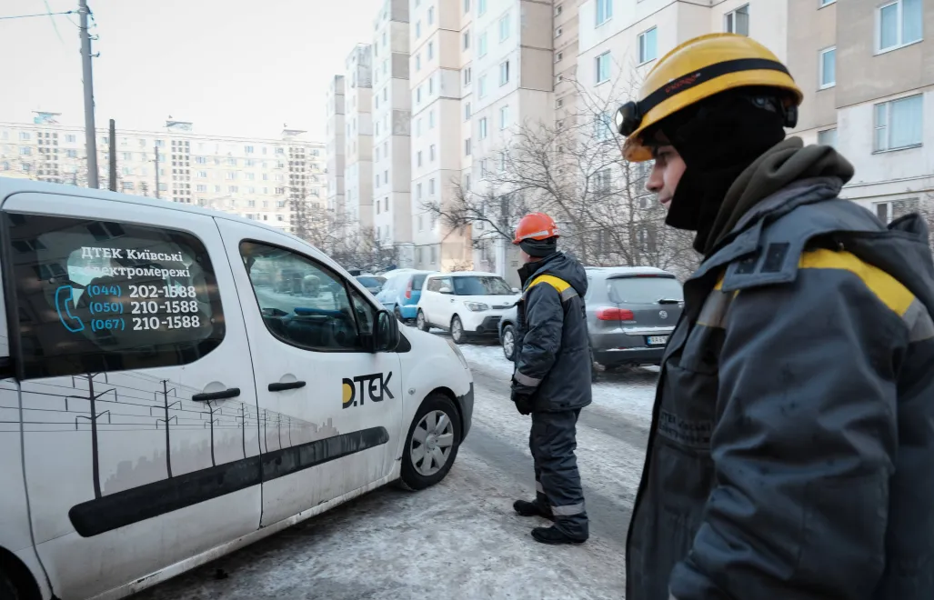 Украинские энергетики компании ДТЭК. Фотоиллюстрация. Fot. PAP/EPA/Maria Senovilla