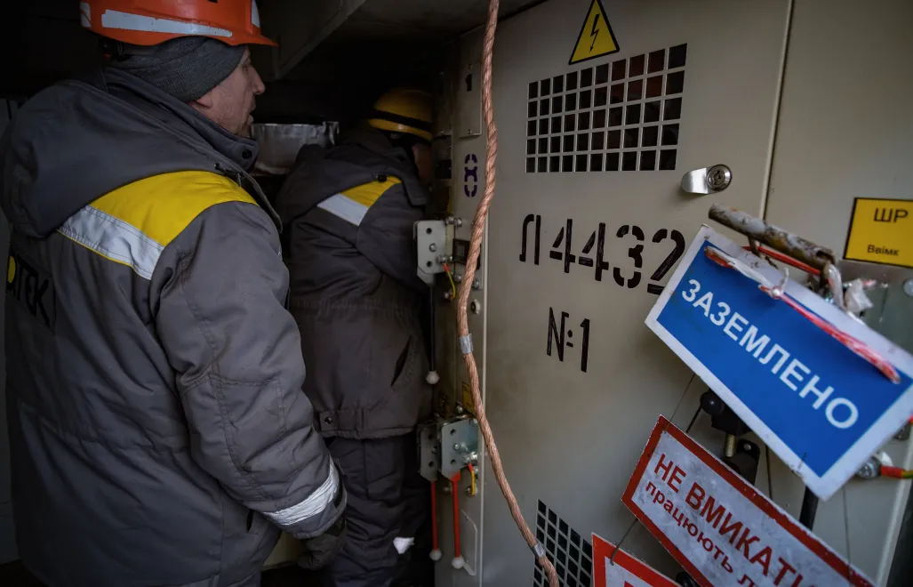 Співробітники ДТЕК займаються відновлювально-ремонтними роботами в Києві. Фотоілюстрація. Fot. PAP/EPA/MARIA SENOVILLA