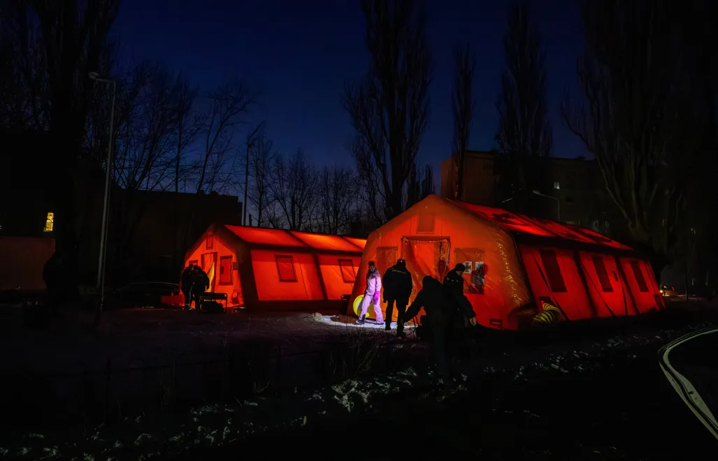 Намети в київських дворах, що були розбиті для обігріву людей та створення можливості підзарядки телефонів. Fot. PAP/Vladyslav Musiienko