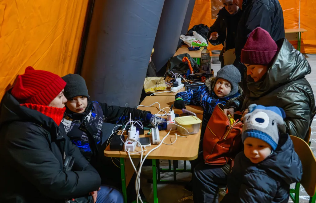 Mieszkańcy Kijowa gromadzą się w ogrzewanym namiocie. Fot. PAP/	Vladyslav Musiienko