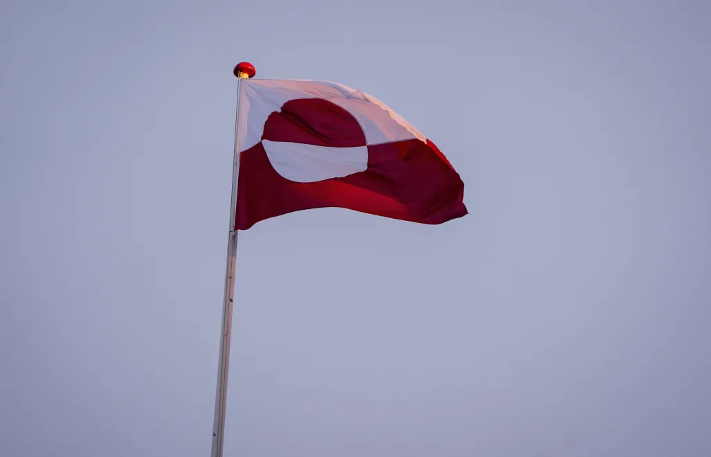 Флаг Гренландии в городе Нуук. Fot. PAP/EPA/RITZAU SCANPIX/MADS CLAUS RASMUSSEN