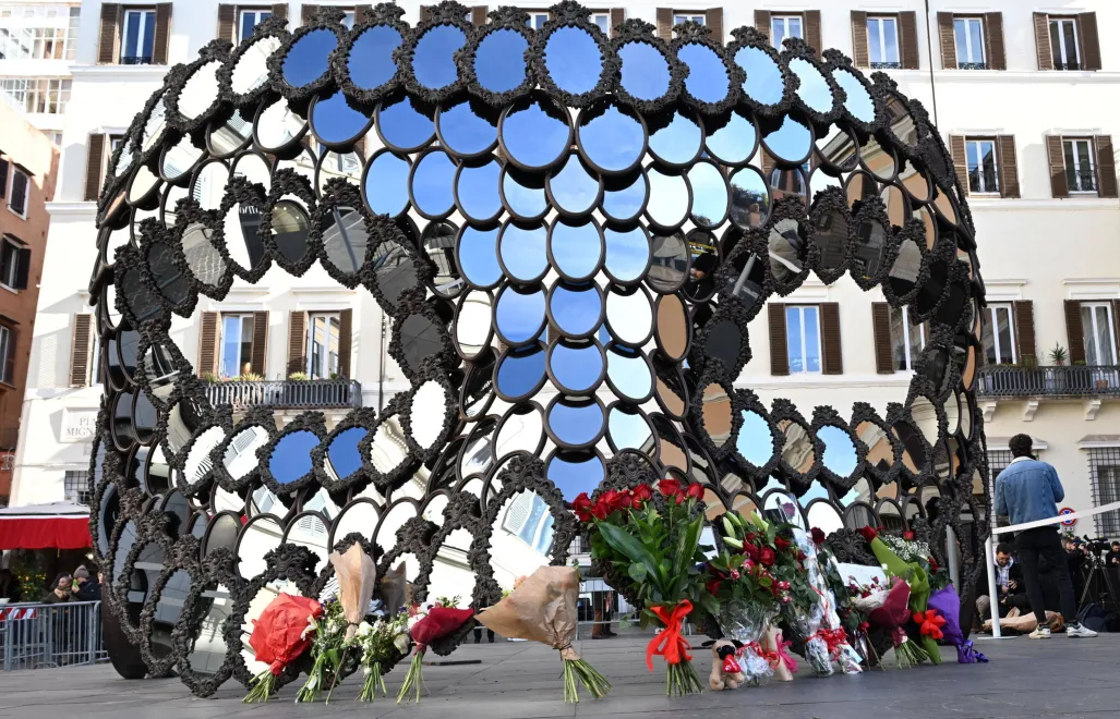 Hołd kwiatowy w kaplicy grobowej projektanta Valentino Garavaniego w Rzymie. Fot. PAP/EPA/MAURIZIO BRAMBATTI