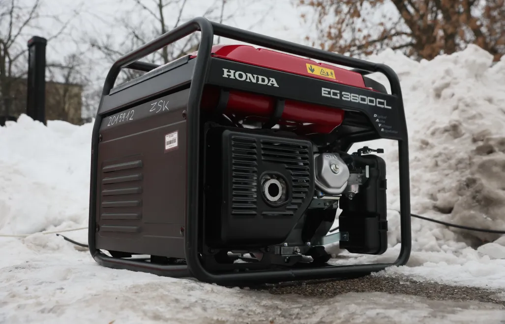 Генераторна установка, представлена під час пресконференції "Тепло для України - Варшава передає генератори для Києва". Fot. PAP/Leszek Szymański