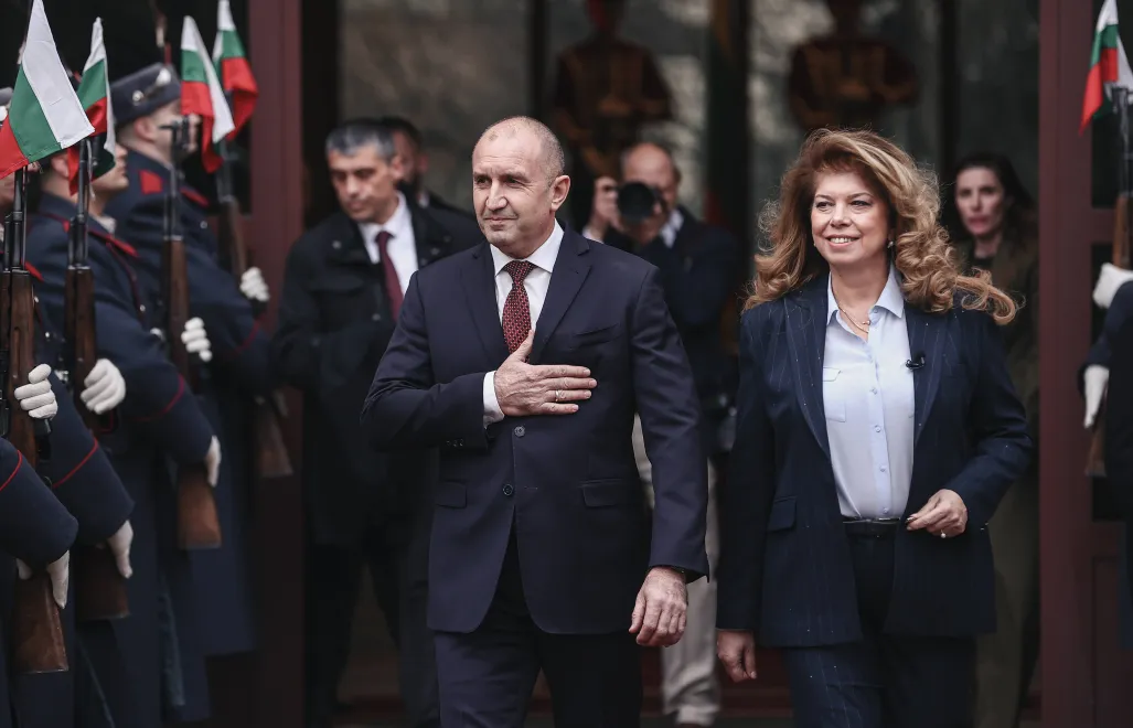 Ustępujący prezydent Rumen Radew i nowa prezydent Iliana Jotowa