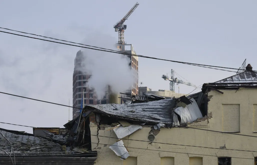 Zniszczenia po rosyjskim ostrzale w Kijowie, fot. PAP/EPA/MAXYM MARUSENKO