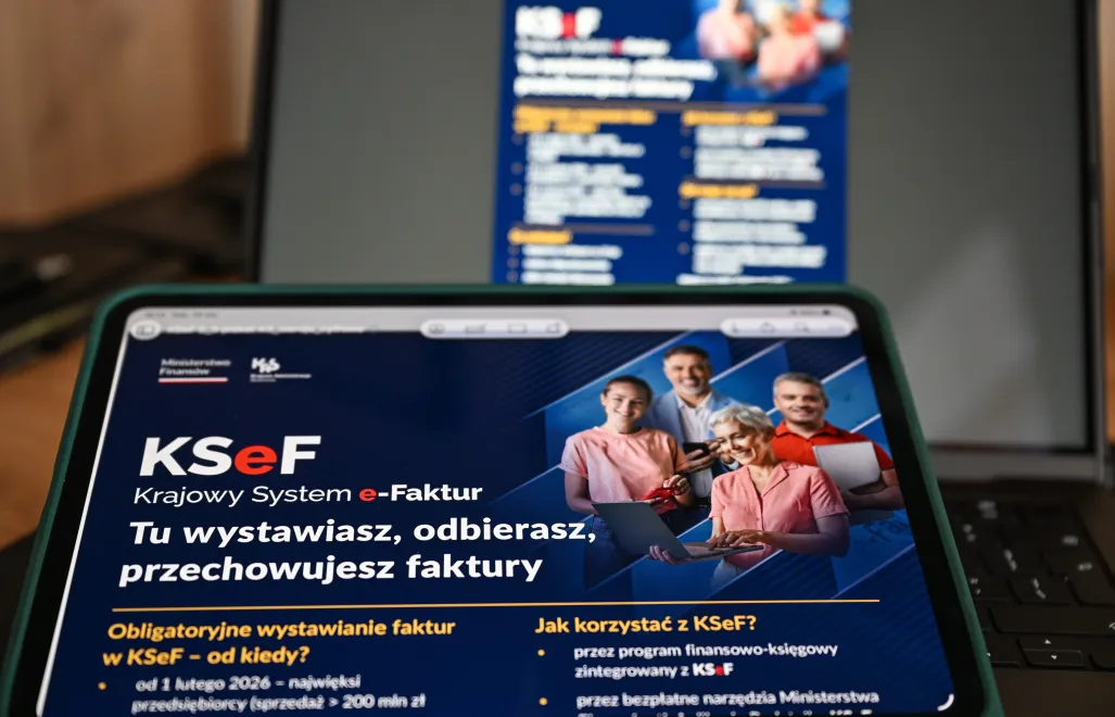 Widoczny na tablecie, wystosowany przez Ministerstwo Finansów list do przedsiębiorców. Fot. PAP/Darek Delmanowicz