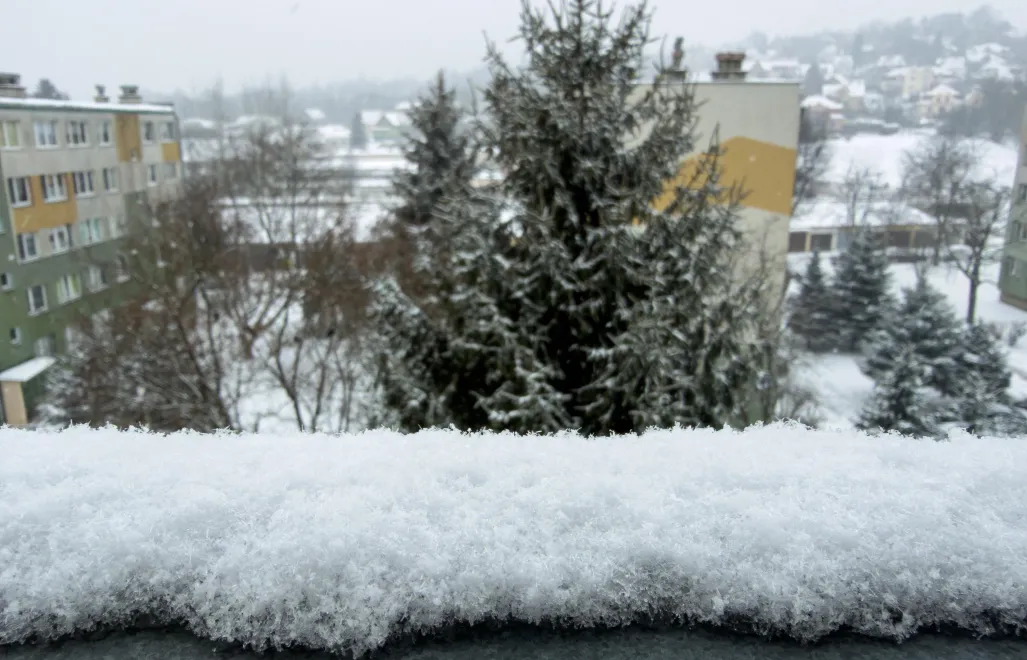 Opady świeżego śniegu. Fot. PAP/Darek Delmanowicz