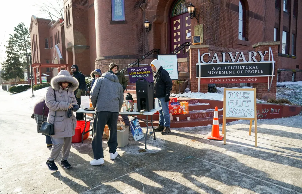 Kościół w Minneapolis zapewnia ciepłe napoje i żywność dla migrantów. Fot. PAP/ EPA/CRAIG LASSIG