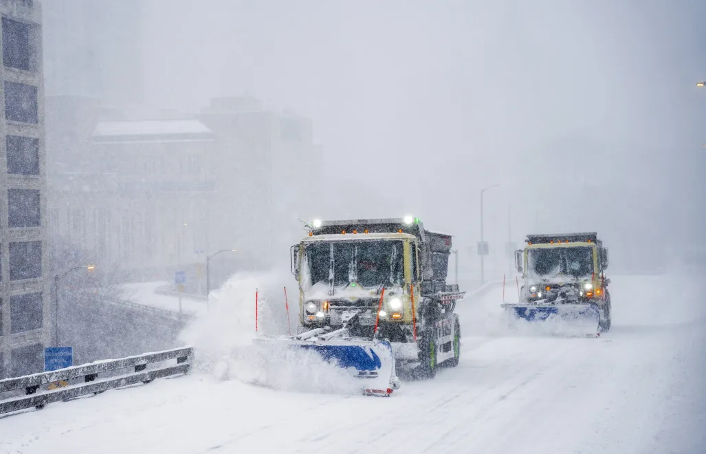 Pługi śnieżne w Nowym Jorku. Fot. PAP/EPA/OLGA FEDOROVA 