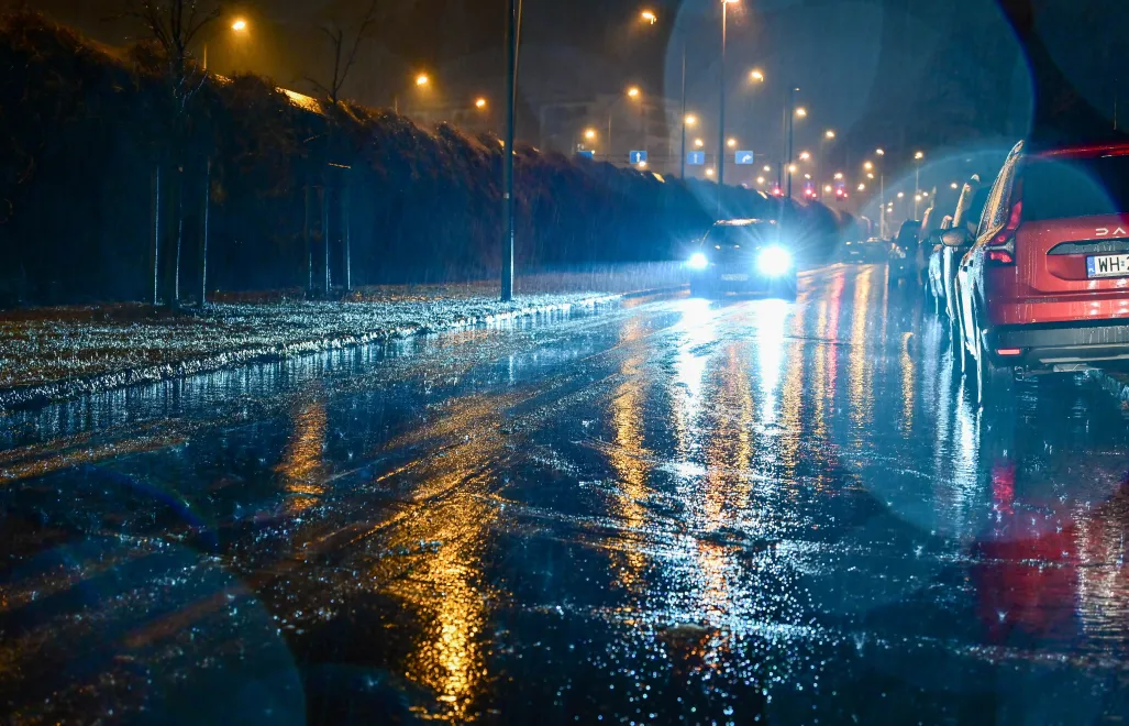 Gołoledź na Pomorzu Zachodnim. PLK: trwają prace nad przywróceniem rozkładowego ruchu pociągów, fot. PAP/Marcin Bielecki