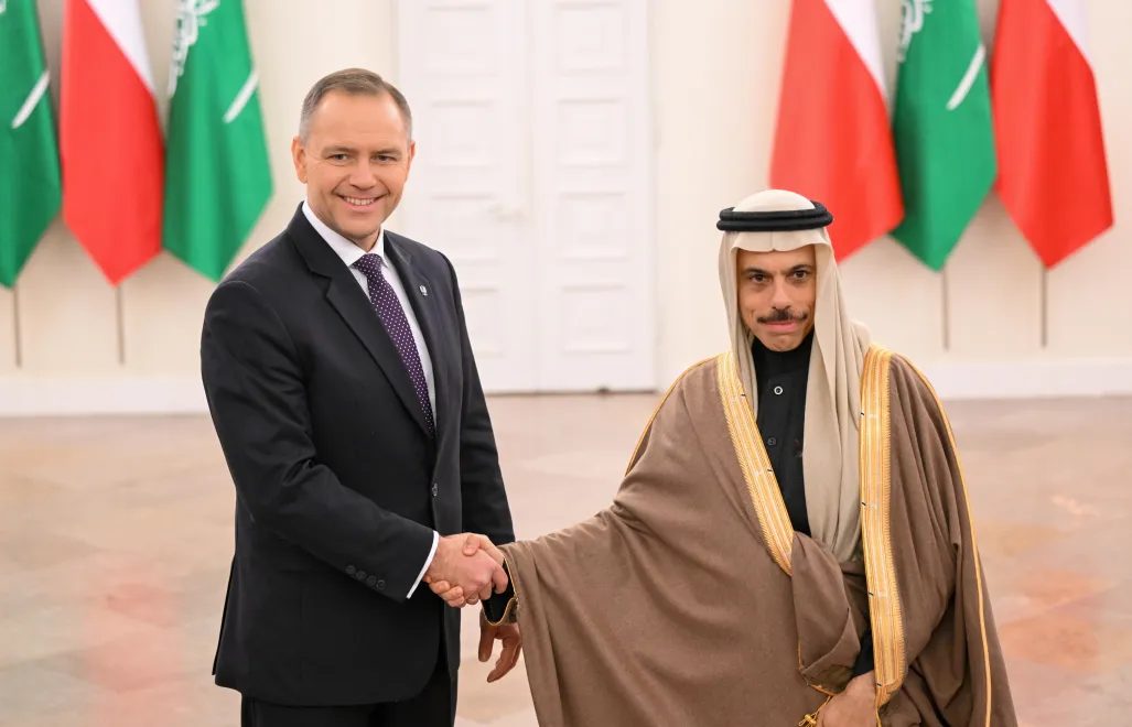Prezydent Karol Nawrocki i minister spraw zagranicznych Królestwa Arabii Saudyjskiej, książę Faisal bin Farhan Al Saud. Fot. PAP/Radek Pietruszka