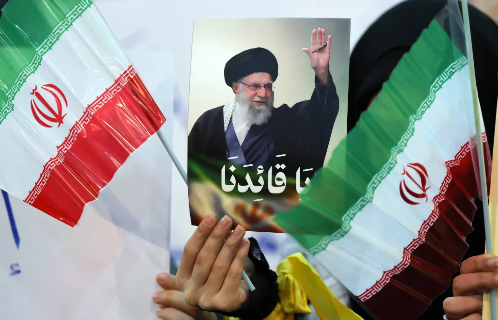 Zdjęcie ajatollaha Aliego Chameneia podczas prorządowej manifestacji, fot. PAP/EPA/WAEL HAMZEH