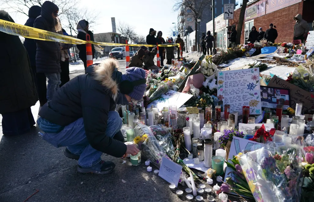 Kwiaty i znicze w miejscu zastrzelenia Alexa Prettiego, fot. PAP/EPA/CRAIG LASSIG