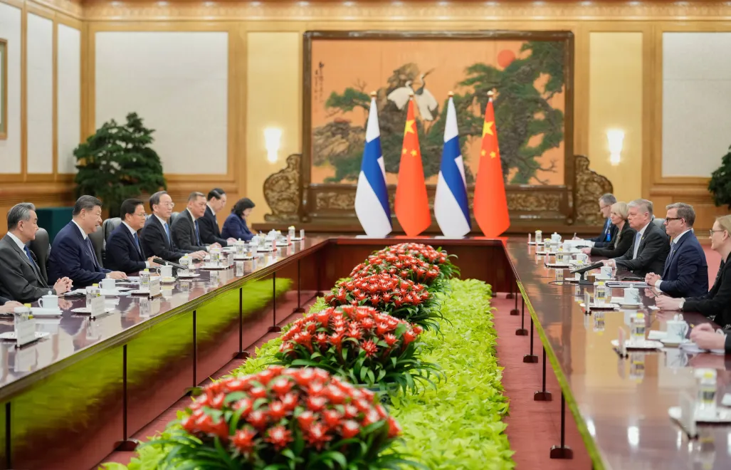 Прем'єр-міністр Фінляндії Петтері Орпо розмовляє з лідером Китаю Сі Цзіньпіном під час двосторонньої зустрічі у Великому залі народу в Пекіні, Китай. Fot. PAP/EPA/Vincent Thian / POOL