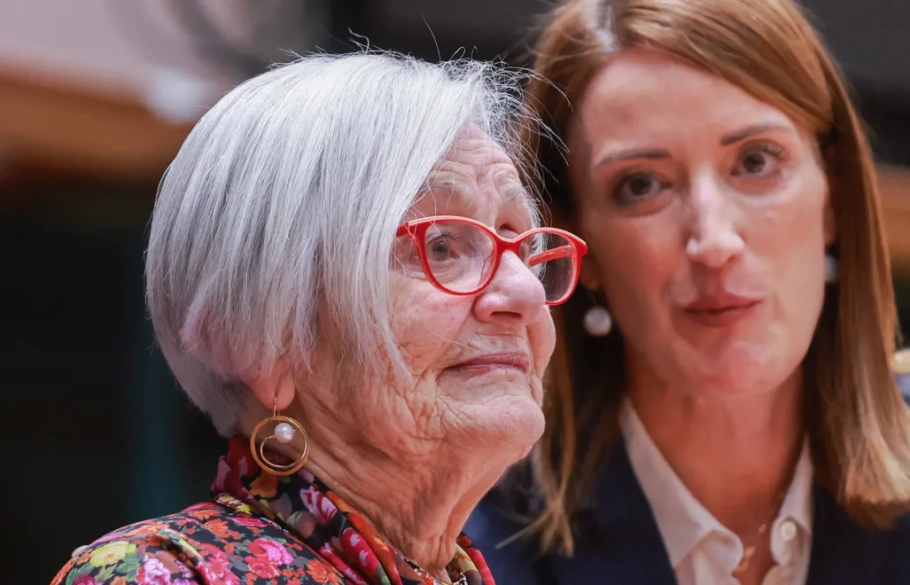 Roberta Metsola z Tatianą "Tati" Bucci ocalałą z Holokaustu Fot. PAP/EPA/Olivier Hoslet