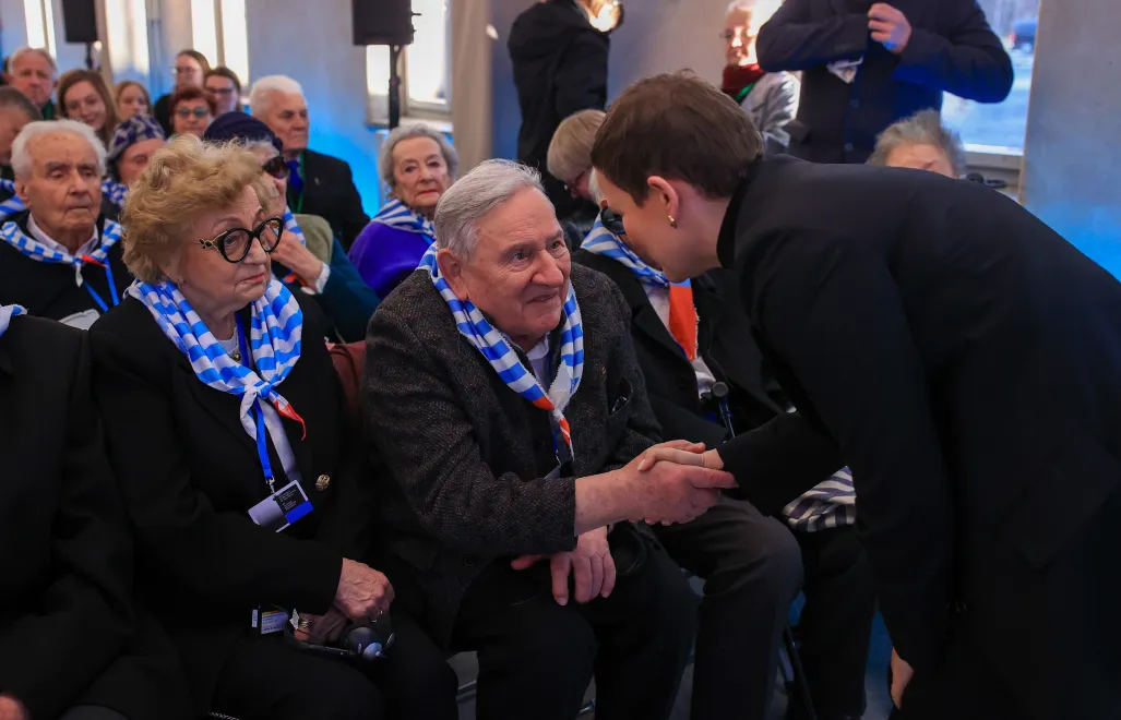 Minister kultury i dziedzictwa narodowego Marta Cienkowska (P) i były więzień KL Auschwitz-Birkenau, żołnierz Armii Krajowej Bogdan Bartnikowski (C) podczas głównych obchodów Międzynarodowego Dnia Pamięci o Ofiarach Holokaustu na terenie byłego KL Auschwitz II-Birkenau w Brzezince, 27 stycznia 2026 r. Fot. PAP/Jarek Praszkiewicz