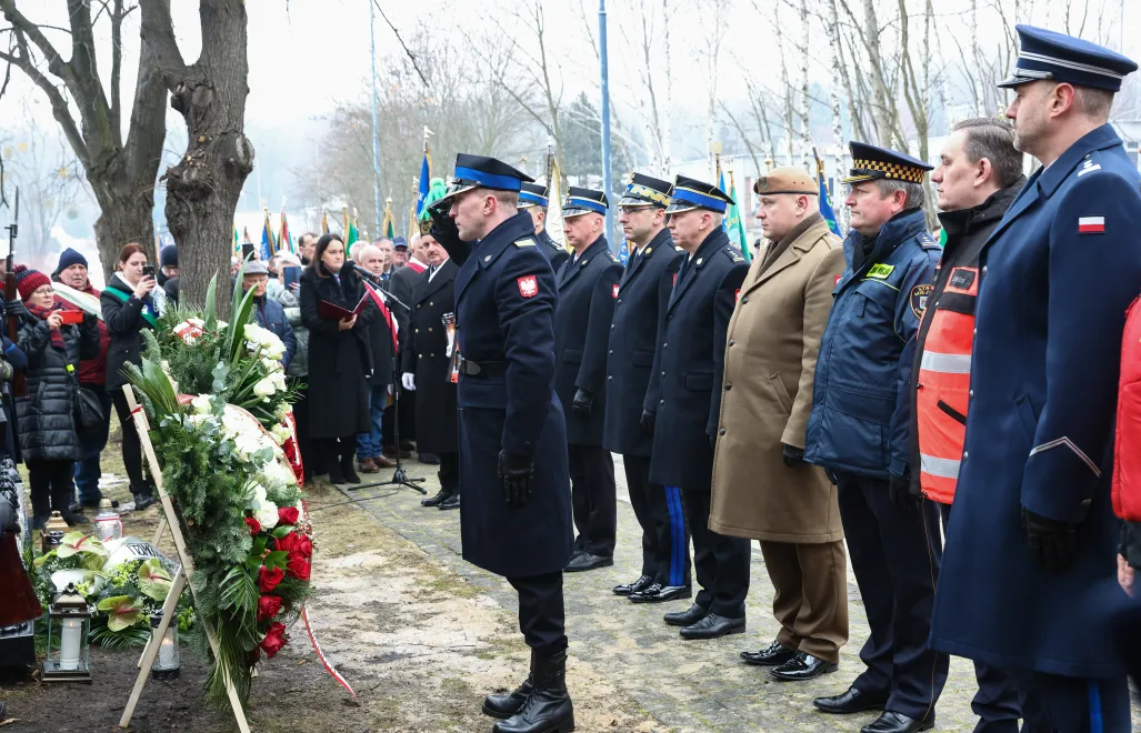Uroczyste obchody 20. rocznicy katastrofy budowlanej na terenie Międzynarodowych Targów Katowickich, przed pomnikiem pamięci ofiar katastrofy MTK. Fot. PAP/Kasia Zaremba