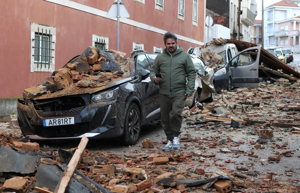 Zniszczenia po przejściu orkanu Kristin w Portugalii, fot. PAP/EPA/LUSA/PAULO NOVAIS