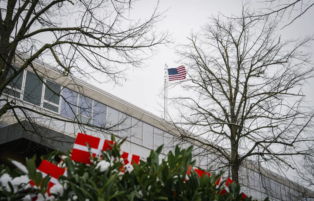 Duńskie flagi przed ambasadą w Kopenhadze, fot. fot. PAP/EPARITZAU SCANPIX/EMIL NICOLAI HELMS