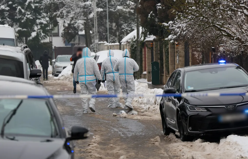 Policja w okolicy domu na warszawskim Targówku, w którym odnaleziono zwłoki dwóch osób, fot. PAP/Paweł Supernak