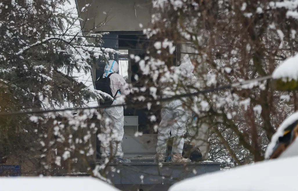 Służby przed domem na warszawskim Targówku, w którym odnaleziono zwłoki dwóch osób, fot. PAP/Paweł Supernak