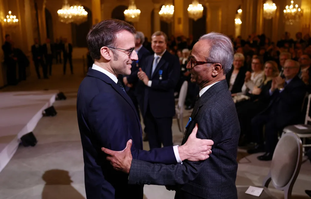 Emmanuel Macron, Ali Akbar. Fot. PAP/EPA/TOM NICHOLSON 