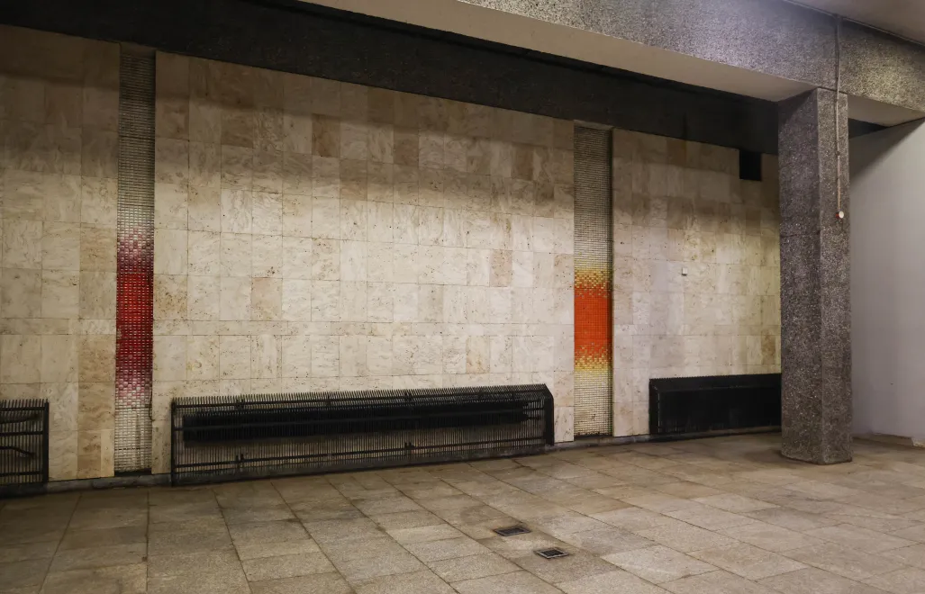 Zabytkowe mozaiki Wojciecha Fangora na dworcu Warszawa Śródmieście. Fot. PAP/Albert Zawada 